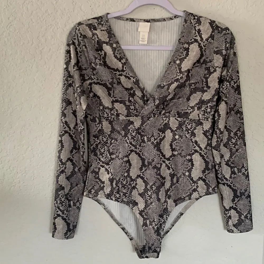 Bodysuit by H&M Snake Print Long Sleeve V- Neck Size M (170/96A)